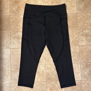 Black Capri High-Waisted Light and Tight Pocket Leggings